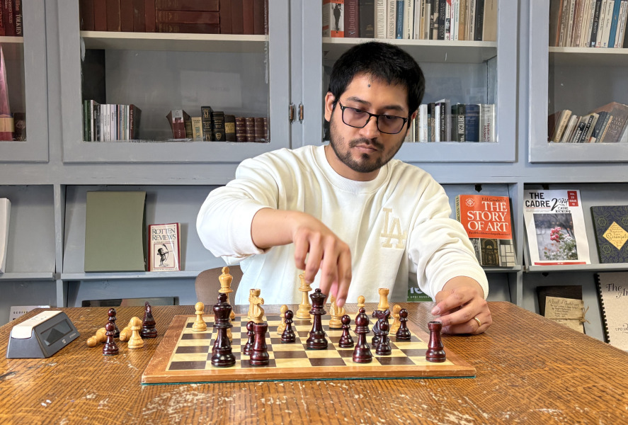 Jorge Moreno playing chess
