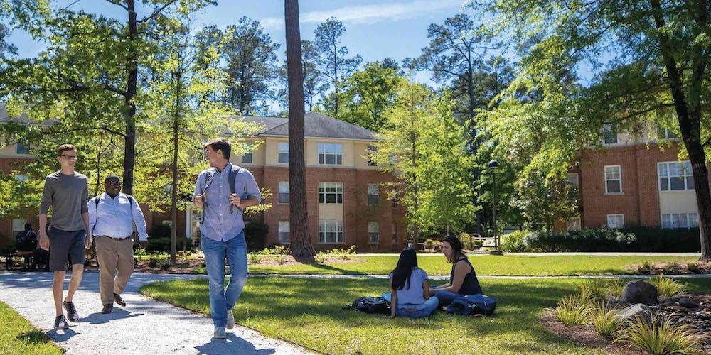 students outdoors at Francis Marion University